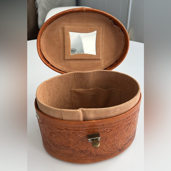 Embossed Leather Pill box - Picture 4 of 6